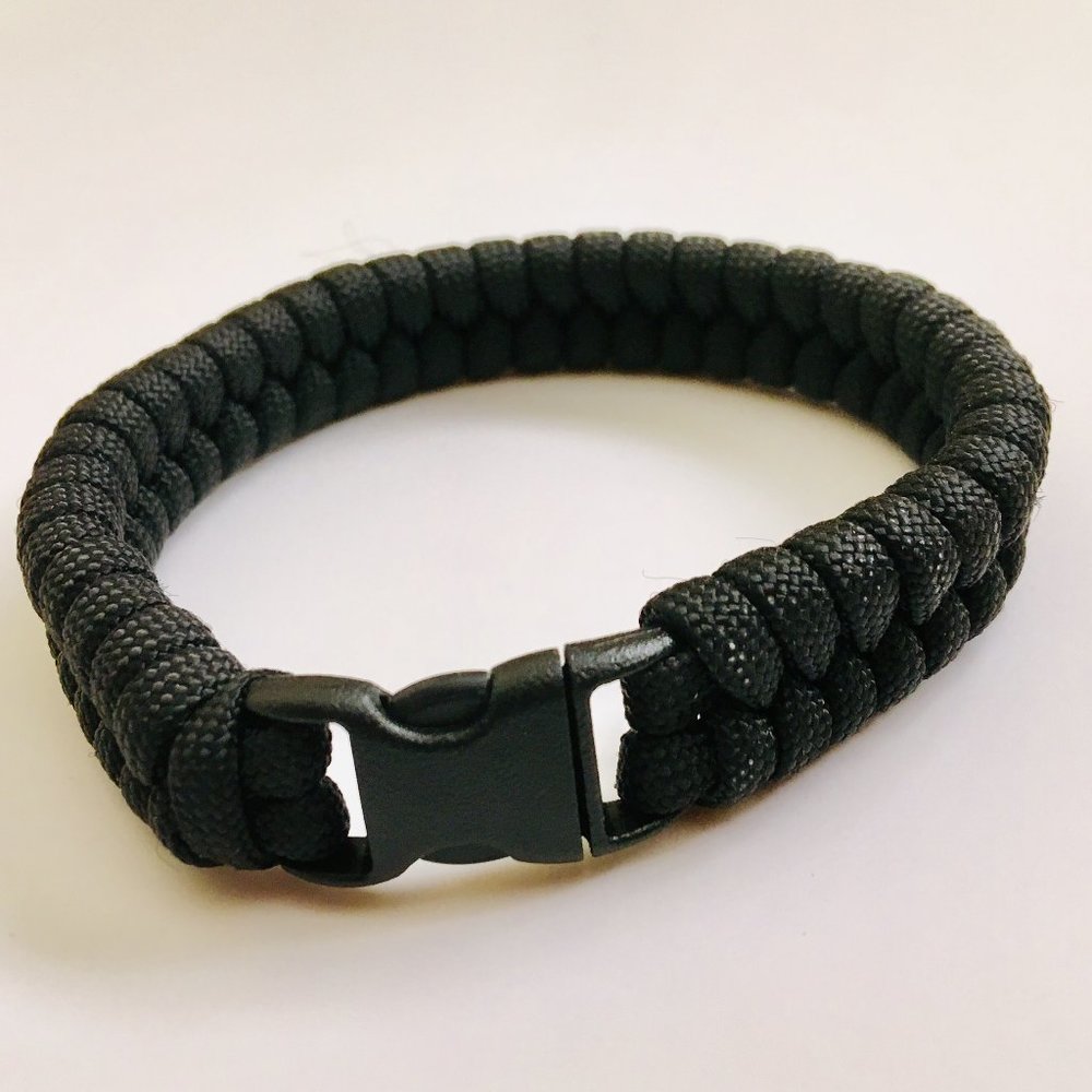 Black paracord bracelet NWOT